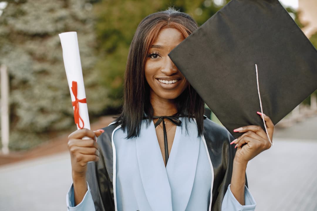 Cover Image for 5 Realistic Savings Goals Every Teen Should Set Before Graduation